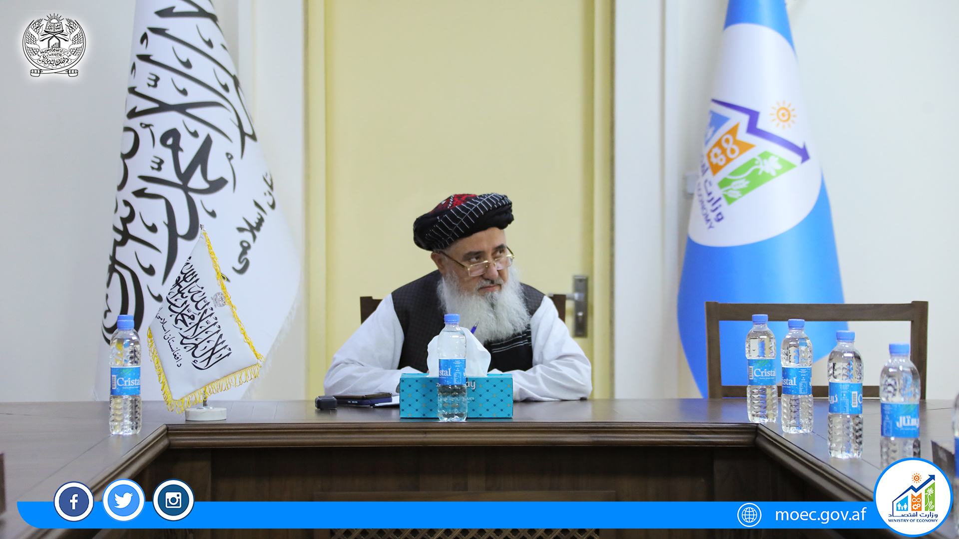 امروز دوشنبه مورخ 1402/03/15 خورشیدی قاری دین محمد حنیف سر پرست وزارت اقتصاد با اعضای انجمن مشورتی علماء و متخصصین افغان، در دفتر کاری شان تدویر جلسه نمودند.