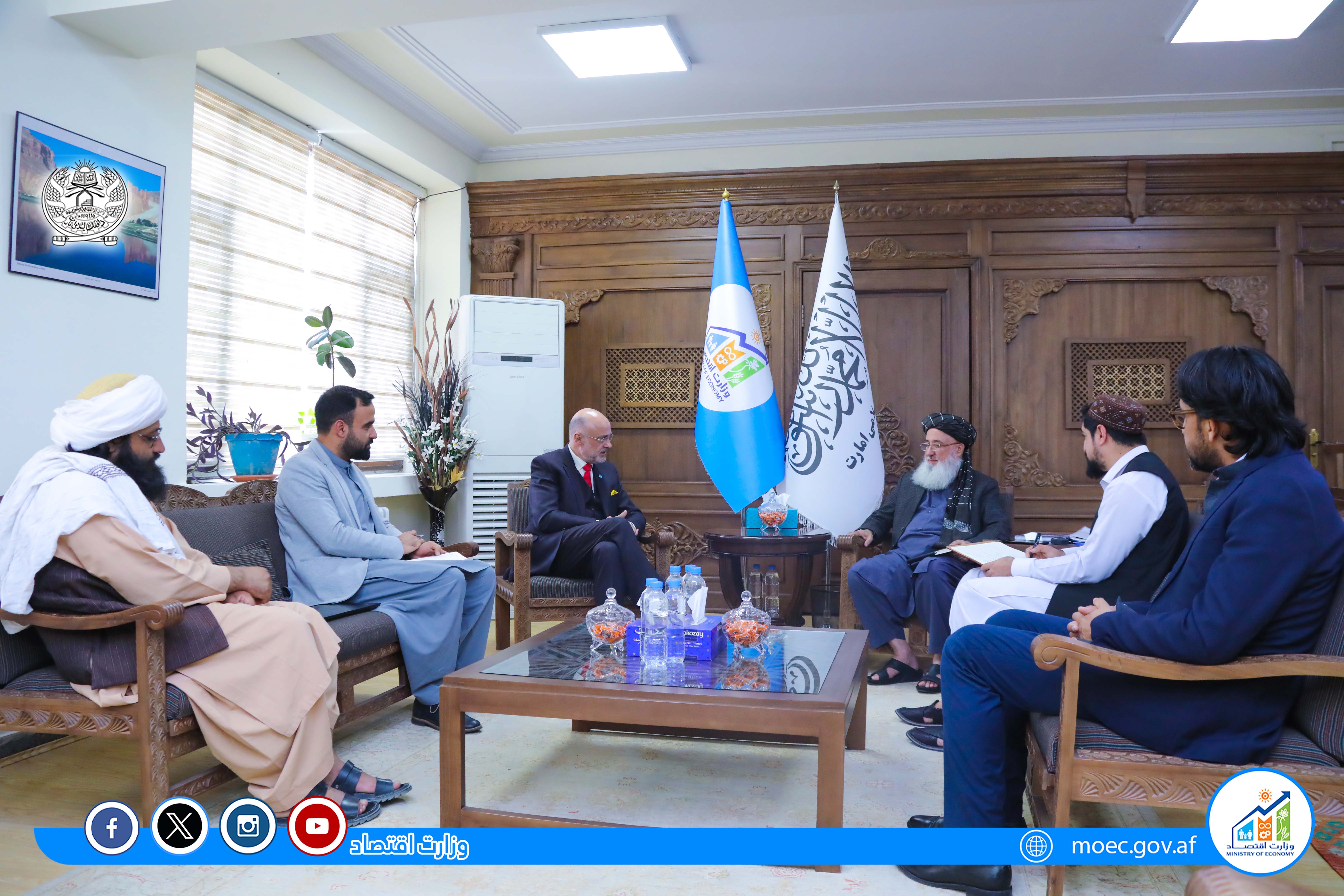 سرپرست وزارت اقتصاد، با  فرانس اکیزا رئیس یونیسف برای افغانستان و تیم همراه شان  دیدار کرد