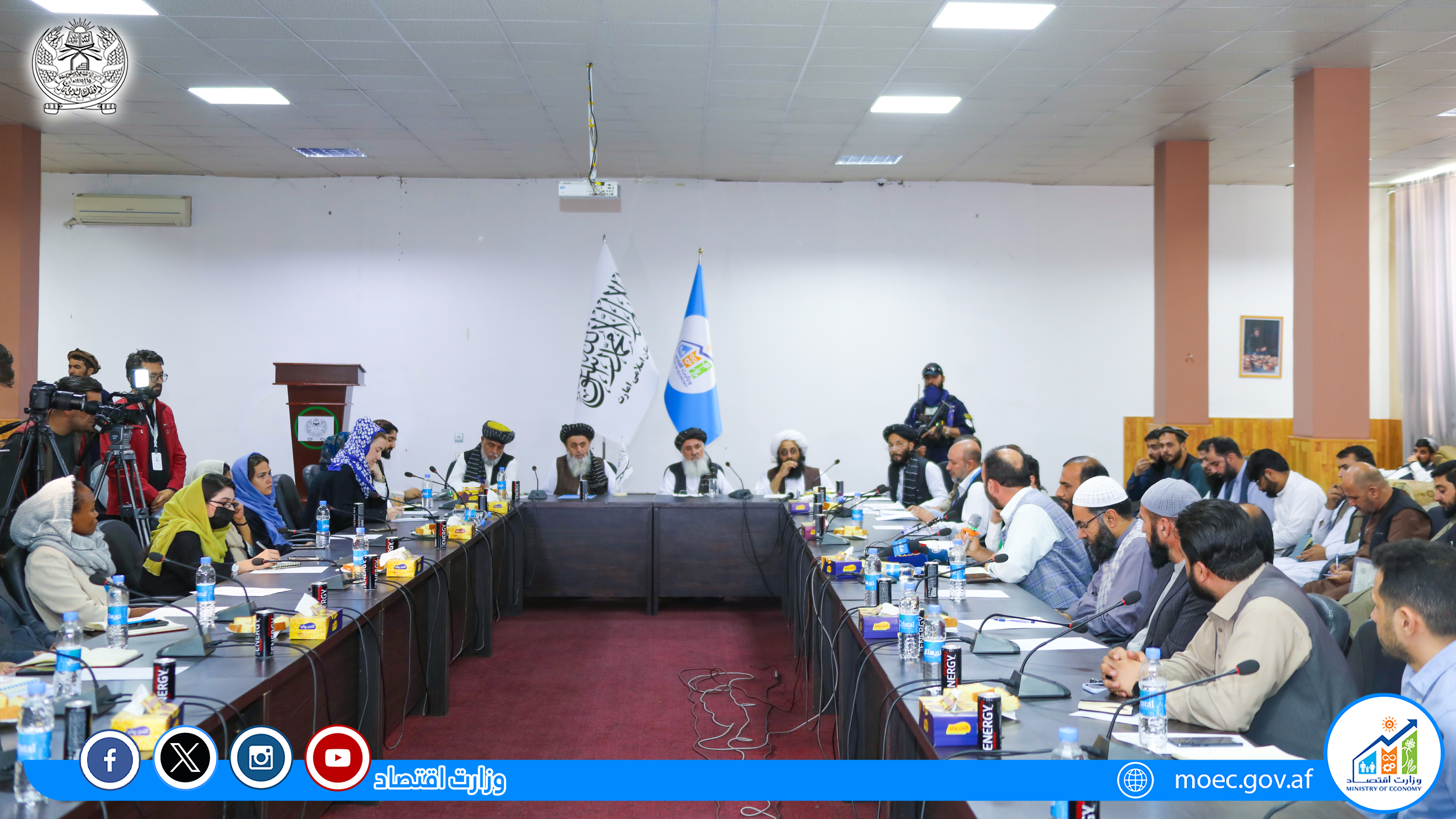 Arranging a meeting of Alhaji Qari Din Mohammad Hanif, Acting Minister of Economy, in order to accelerate aid and humanitarian activities with officials of domestic and foreign non-emirate institutions in order to reach the victims of the earthquake in Herat province.