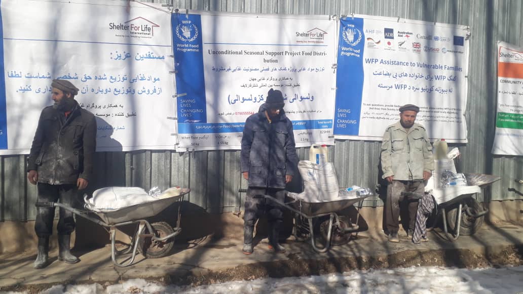 نماینده ریاست اقتصاد ولایت بدخشان از جریان توزیع البسه زمستانی در ولسوالی تگاب و نیز از کمک های غذایی در این ولایت نظارت به عمل آورد