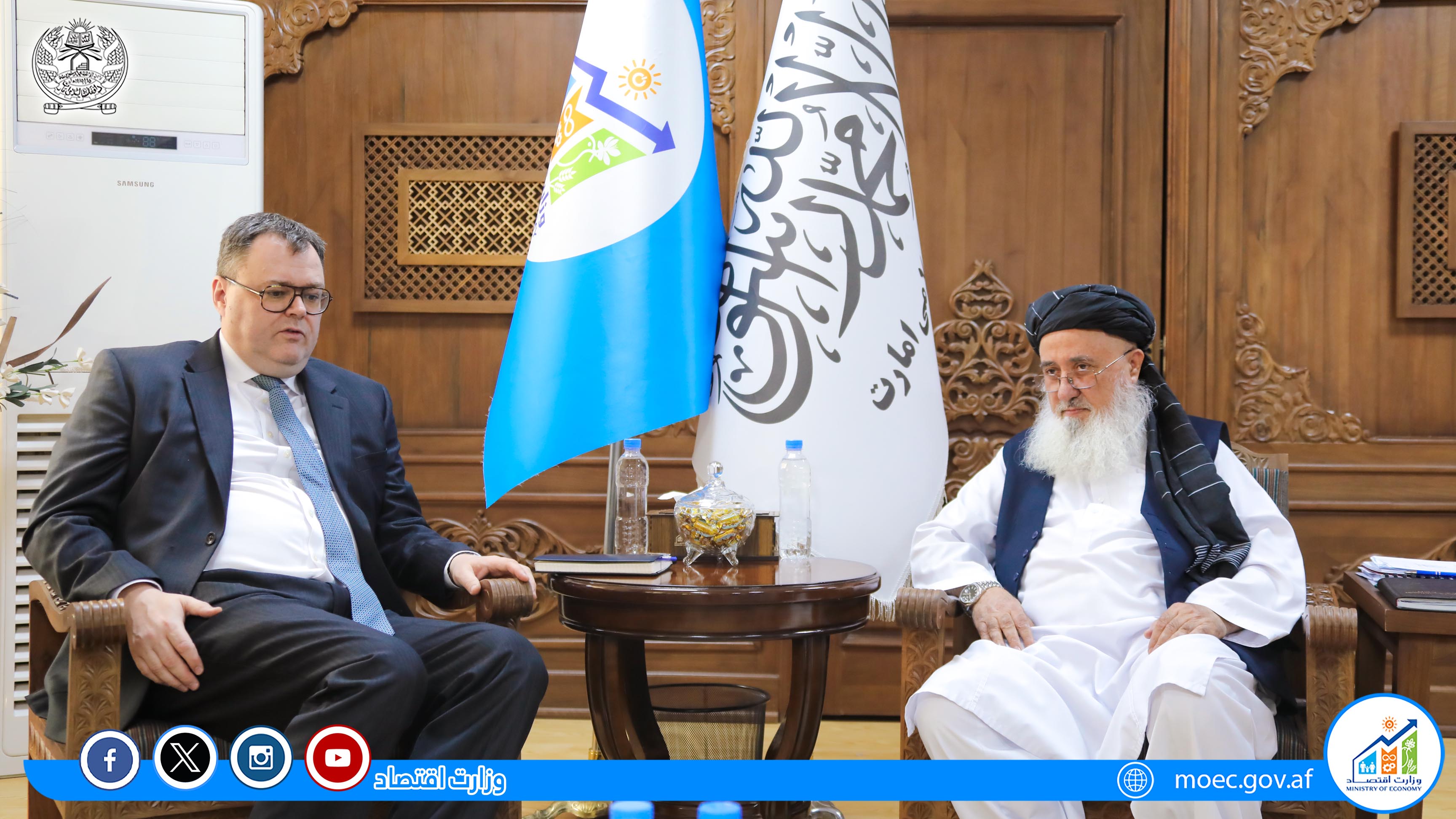 الحاج قاری دین محمد "حنیف"، سرپرست وزارت اقتصاد، طی ملاقات شـــــــــان با پیر البرت الساس، کاردار سفارت ناروی برای افغانستان پیرامون بهبود همکاری های اقتصادی و تداوم کمک های بشری، صحبت نمود.