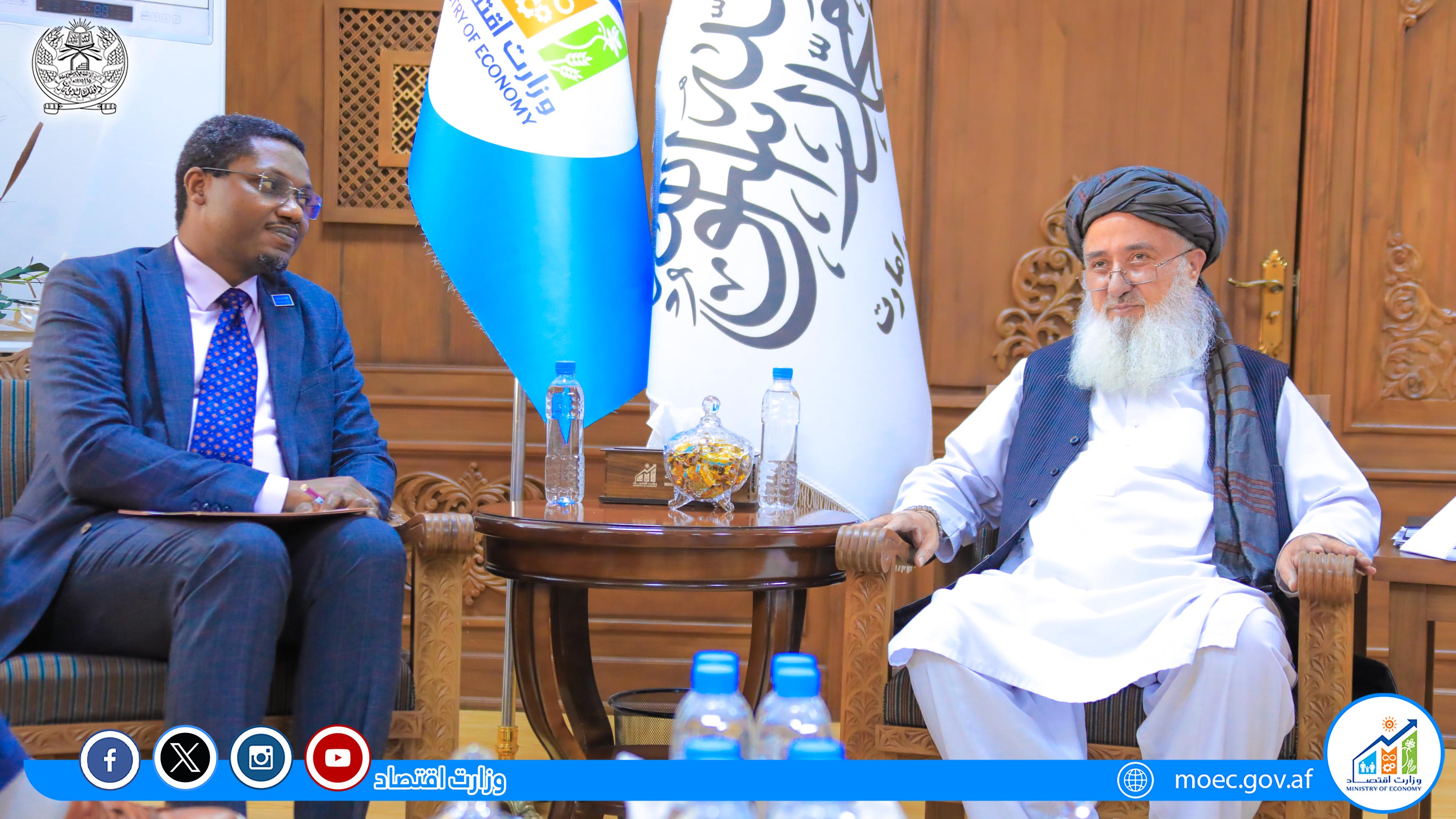 محترم الحاج قاری دین محمد "حنیف "وزیر اقتصاد، طی ملاقات شان با داکتر تاج‌الدین اویوالی رئیس صندوق پشتیبانی از کودکان سازمان ملل یا یونیسیف پیرامون پاسخگویی موثر به مشکلات و ایجاد سهولت های لازم به عودت کننده گان از کشور های همسایه صحبت نمودند