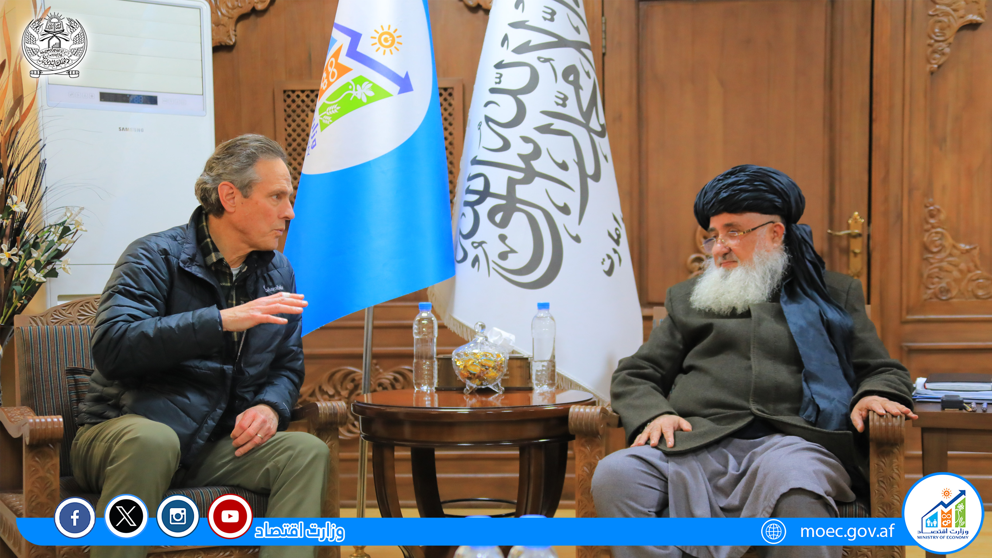 محترم الحاج قاری دین محمد "حنیف "وزیر اقتصاد، طی ملاقات شان، با شان کلاهان رئیس عمومی موسسه بین المللی ( CRS )  و هئیات همراه شان پیرامون تداوم کمک های بشری، پاسخگویی موثر به مشکلات معیشتی و ایجاد سهولت های لازم به عودت کنندگان صحبت نمودند