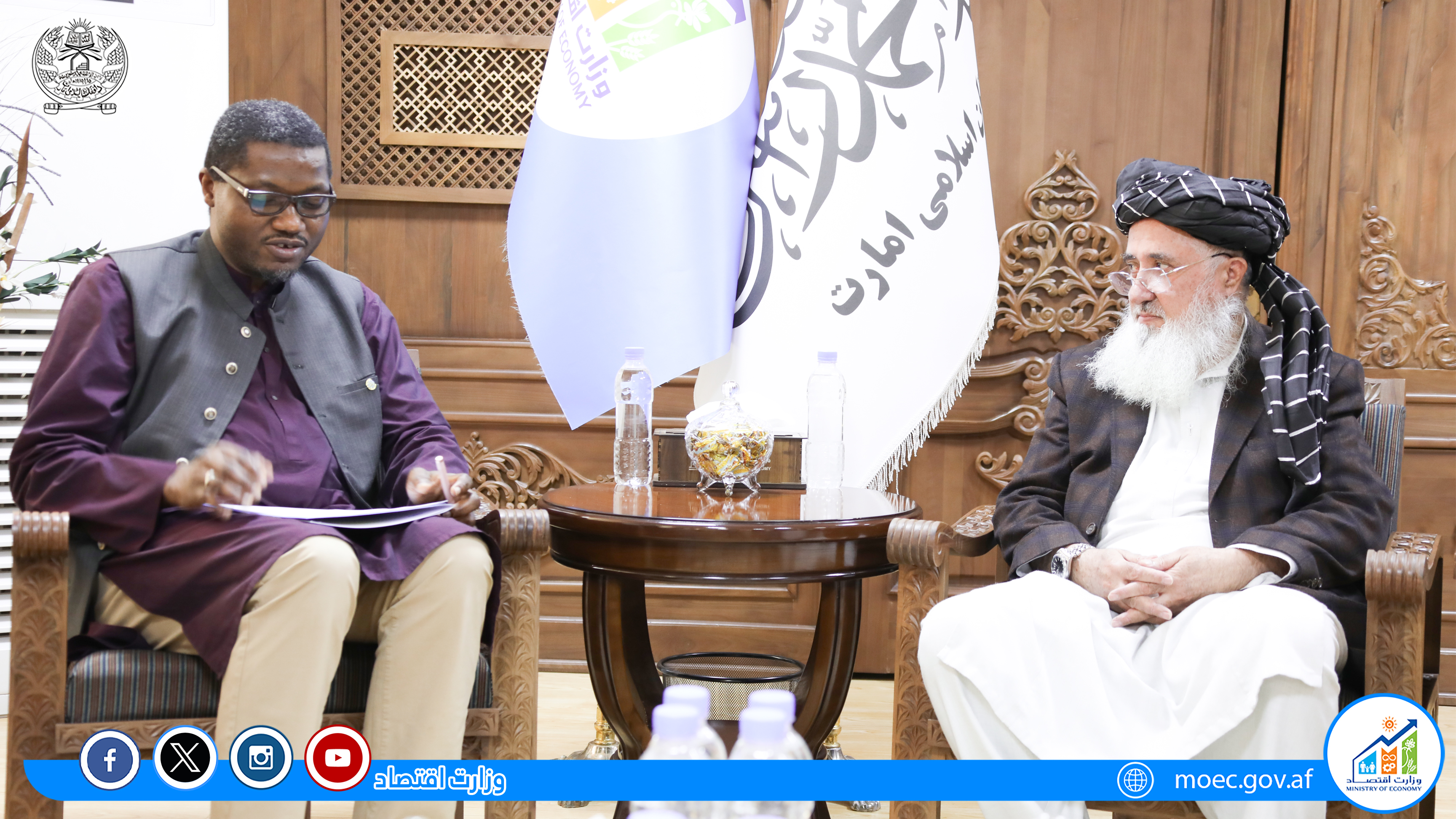 محترم الحاج قاری دین‌محمد «حنیف» وزیر اقتصاد، در دیدار با داکتر تاج‌الدین اویوالی رئیس صندوق پشتیبانی از کودکان سازمان ملل (یونیسیف) و سر پرست دفتر هیأت معاونت سازمان ملل در افغانستان، پیرامون فعالیت های بشری و رسیدگی به مشکلات عودت‌کنندگان گفتگو نمودند